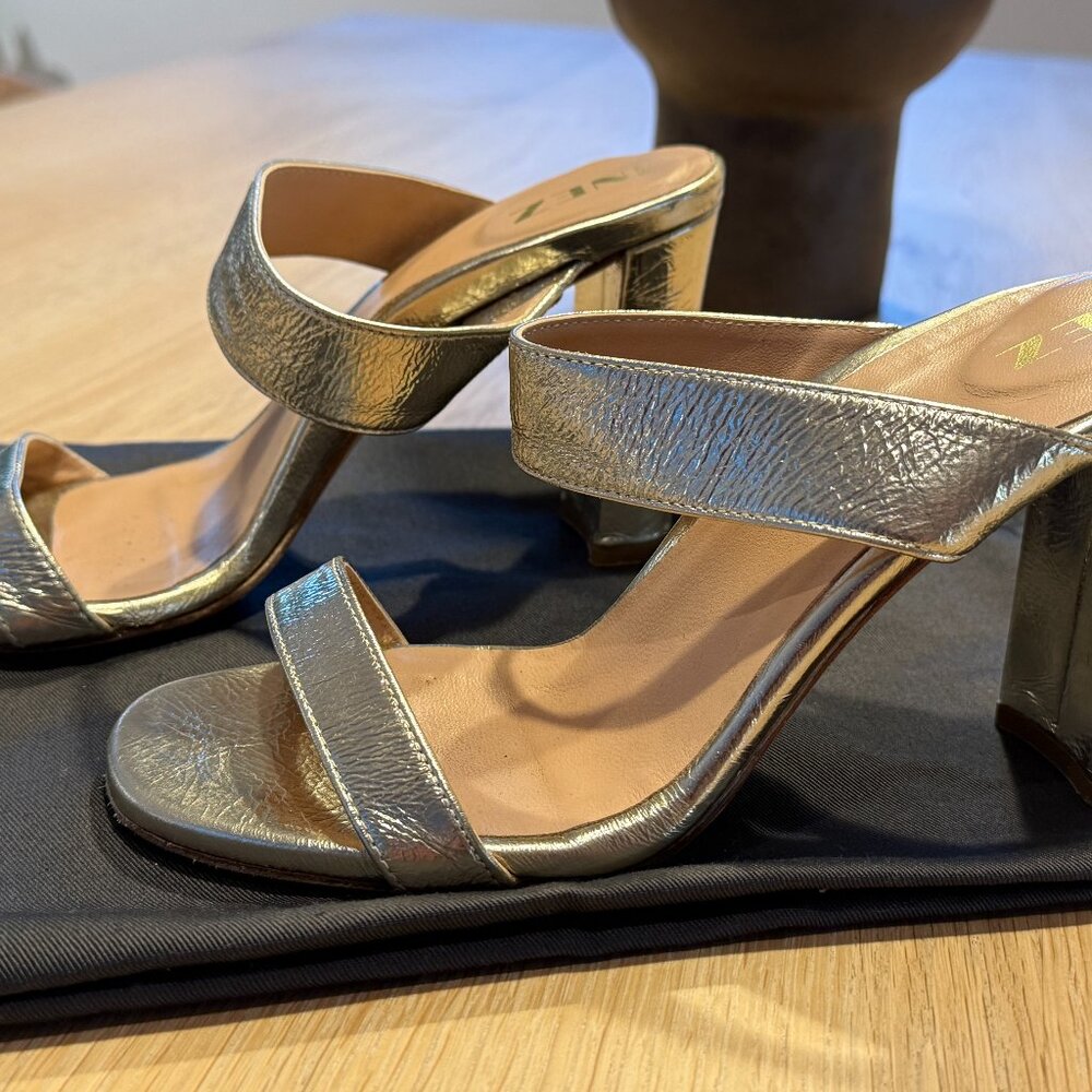 Inez Sara Shoes in Gold Metallic Size 7